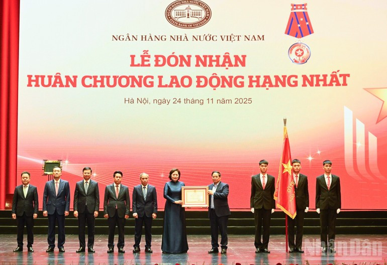 PM Pham Minh Chinh bestows the first-class Labour Order on the SBV (Photo: NDO)
