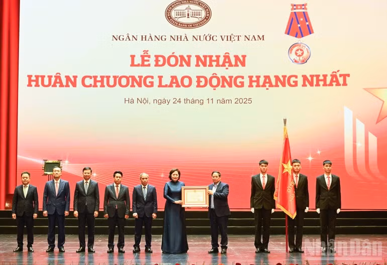 PM Pham Minh Chinh bestows the first-class Labour Order on the SBV (Photo: NDO)