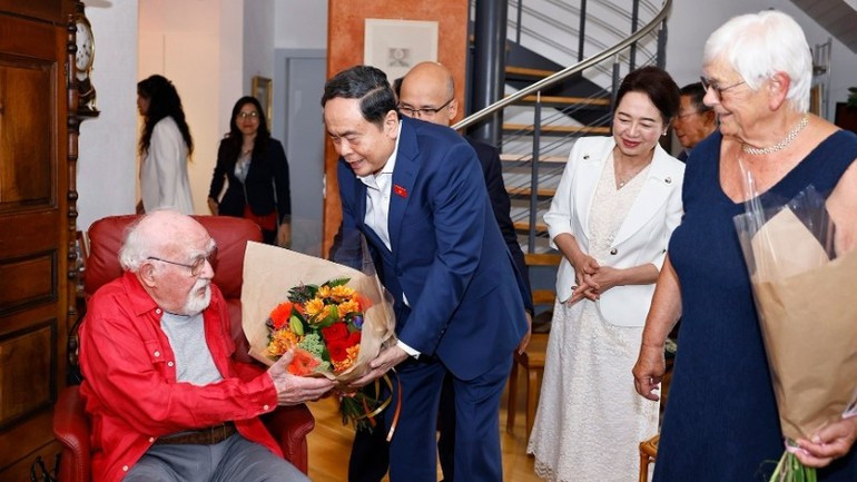National Assembly Chairman Tran Thanh Man and his spouse Nguyen Thi Thanh Nga visit the family of Jacques Savary in Switzerland’s Vevey on July 28 (local time). (Photo: VNA) 