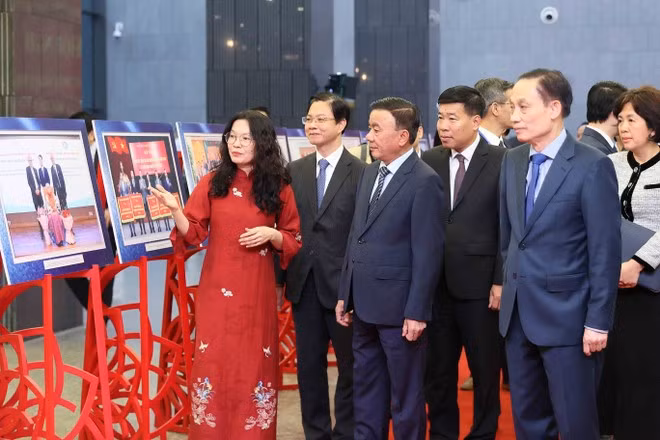 Politburo member and standing member of the Party Central Committee’s Secretariat Tran Cam Tu, and delegates, visit an exhibition showcasing outstanding images on people-to-people diplomacy activities in 2025. (Photo: VNA)