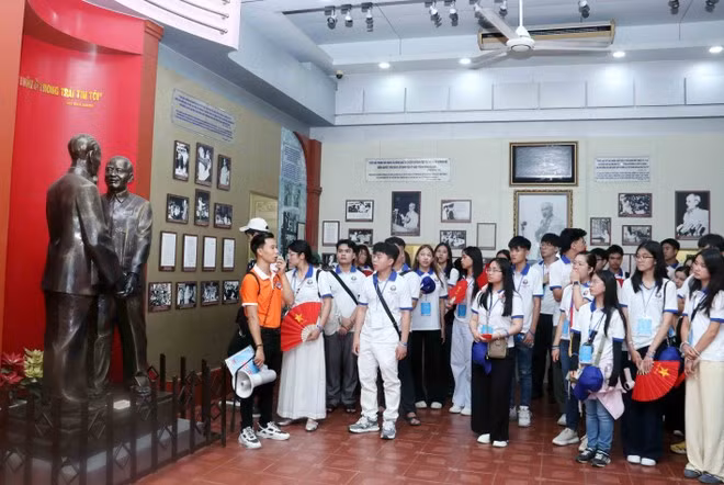 Young OVs visit Ho Chi Minh Museum in Ho Chi Minh City (Photo: VNA)