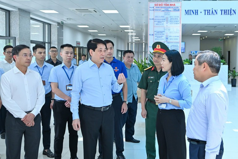 State President Luong Cuong visits the Quang Ninh one-level public administrative service centre on July 29. (Photo: NDO) 