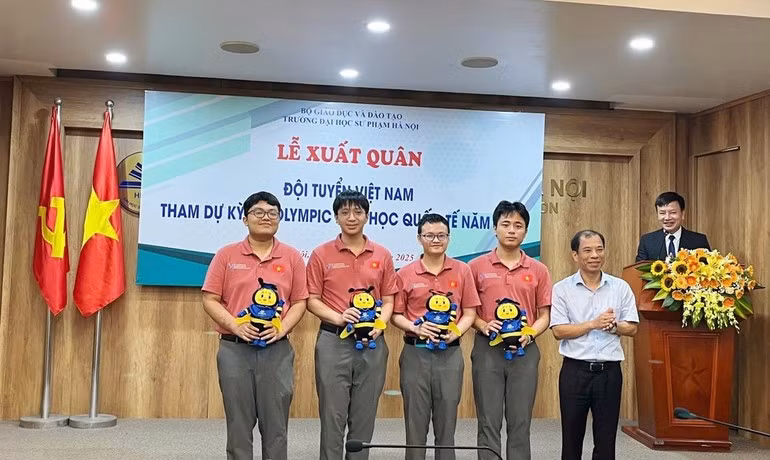 The four Vietnamese students at the send-off ceremony for students participating the 2025 IChO (Photo: Ha Noi National University of Education)