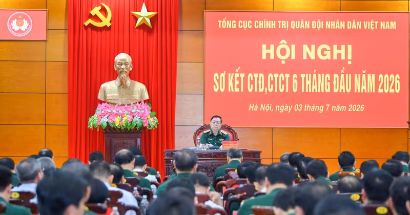 General Nguyen Trong Nghia, Politburo Member, Secretary of the Party Central Committee, Member of the Standing Committee of the Central Military Commission, and Director of the General Department of Politics of the Viet Nam People's Army, chairs the conference.
