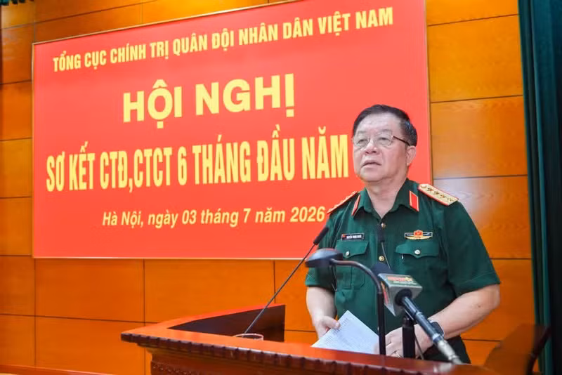 General Nguyen Trong Nghia, Politburo Member, Secretary of the Party Central Committee, Member of the Standing Committee of the Central Military Commission, and Director of the General Department of Politics of the Viet Nam People's Army, chairs the conference.