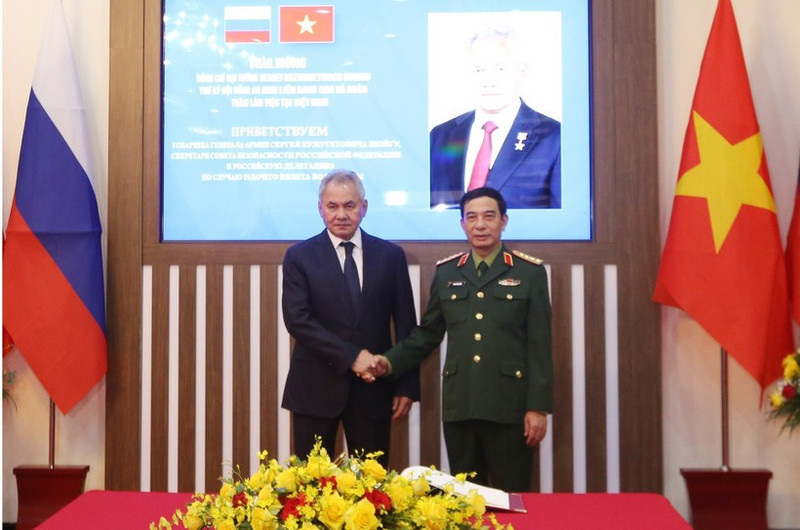 Minister of National Defence General Phan Van Giang (right) meets visiting Secretary of the Security Council of the Russian Federation Sergey Shoigu in Ha Noi on December 10. (Photo: VNA)