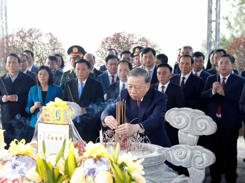 General Secretary To Lam (centre) and a working delegation of the Party Central Committee lay flowers and offer incense in commemoration of General Secretary Tran Phu in Ha Tinh. (Photo: VNA)