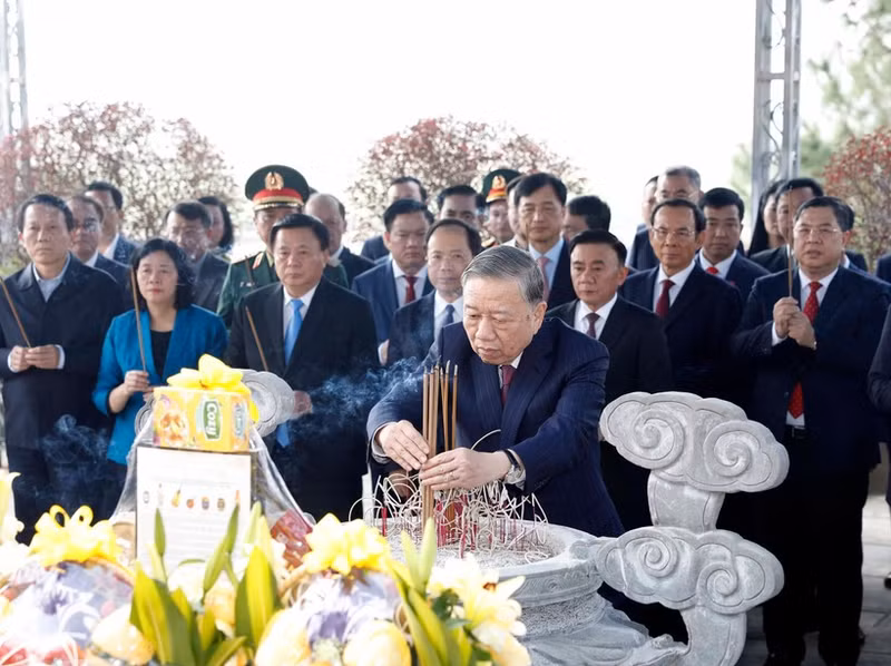 General Secretary To Lam (centre) and a working delegation of the Party Central Committee lay flowers and offer incense in commemoration of General Secretary Tran Phu in Ha Tinh. (Photo: VNA)