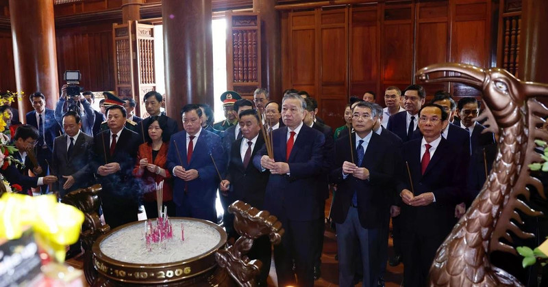 Party General Secretary To Lam and the working delegation offer incense in commemoration of President Ho Chi Minh at the Kim Lien Special National Relic Site. (Photo: VNA)