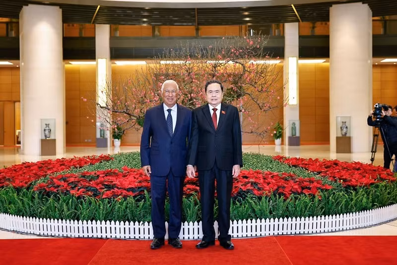National Assembly (NA) Chairman Tran Thanh Man (right) and visiting European Council President António Costa in Ha Noi on January 29. (Photo: VNA)