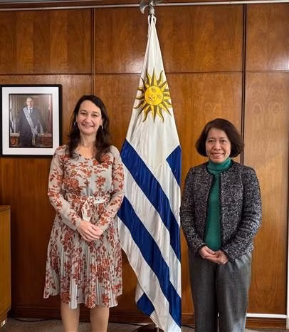 Vietnamese Ambassador to Argentina and Uruguay Ngo Minh Nguyet (R) and Uruguayan Deputy Minister of Foreign Affairs Valeria Csukasi. (Photo: VNA)