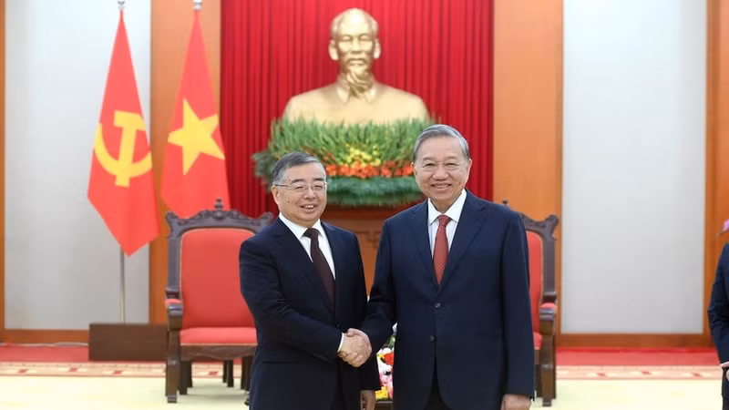General Secretary of the Communist Party of Viet Nam Central Committee To Lam (R) receives Li Shulei, Politburo member, Secretary of the Communist Party of China Central Committee’s Secretariat, and Head of the CPC Central Committee’s Publicity Department. (Photo: NDO)