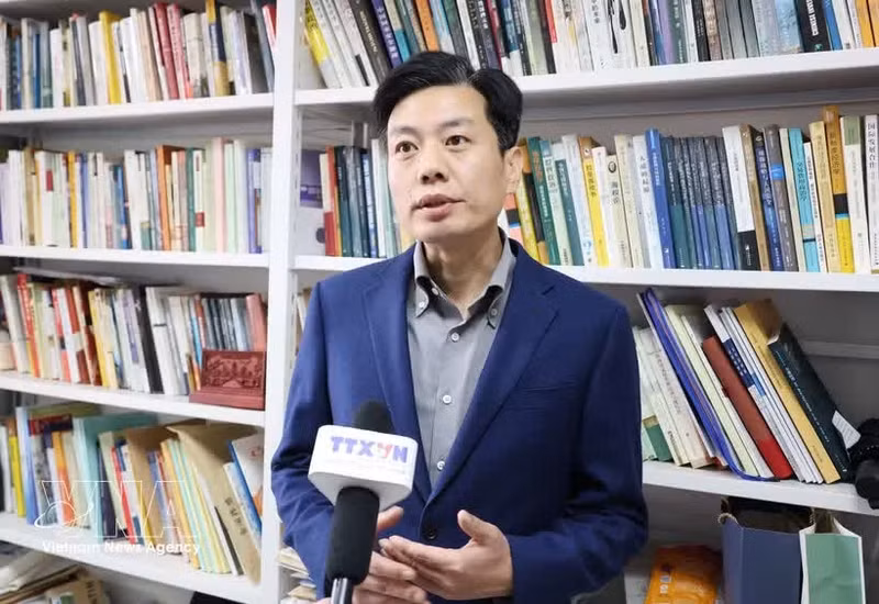 Professor Cui Shoujun of the School of International Studies at Renmin University of China in an interview with the Vietnam News Agency (VNA)'s reporters. (Photo: VNA) 
