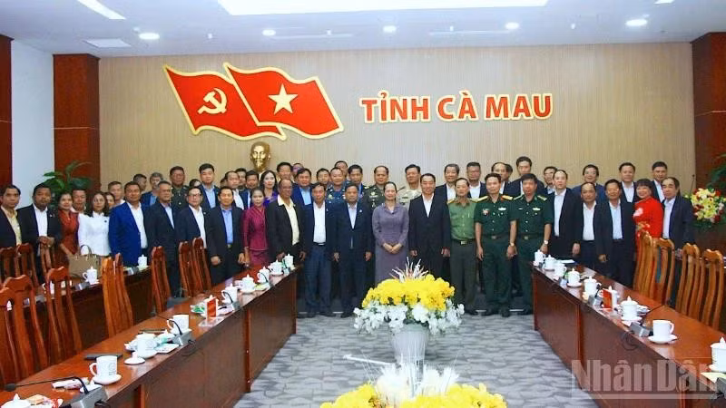 Members of the Koh Kong Province delegation pose for a commemorative photo during their visit to Ca Mau Province.