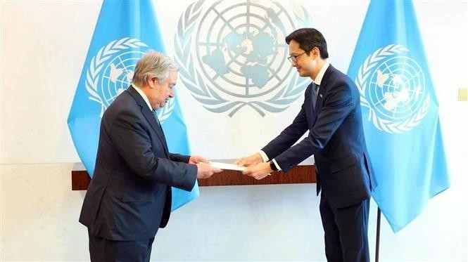 Ambassador Do Hung Viet (R) presents his credentials to United Nations Secretary-General Antonio Guterres at the UN Headquarters in New York on June 20. (Photo: VNA)