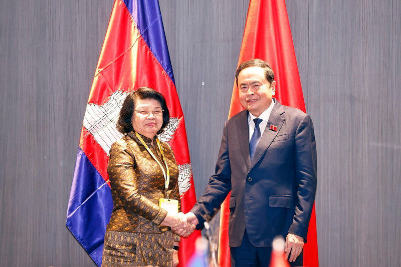 Chairman of the Vietnamese National Assembly Tran Thanh Man (R) meets with his Cambodian counterpart Khuon Sudary in Geneva on July 29. (Photo: VNA)