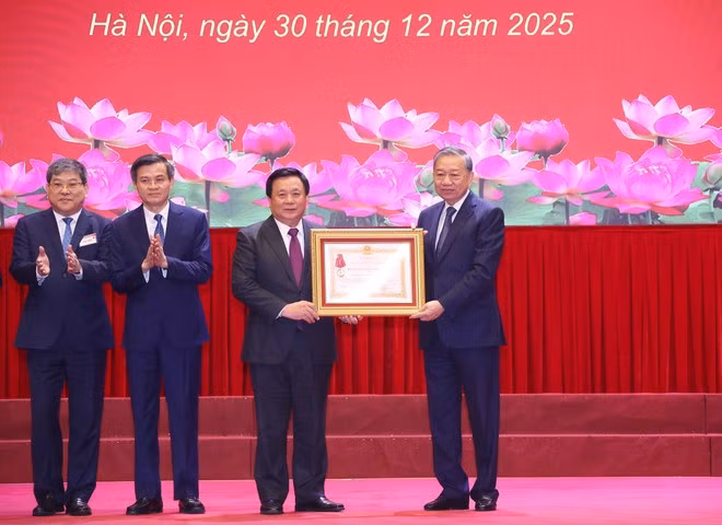 Party General Secretary To Lam bestows the first-class Labour Order on the HCMA (Photo: VNA)