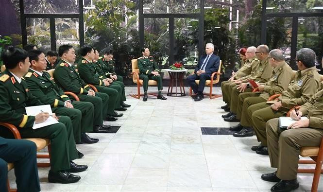 The meeting between First Secretary of the Communist Party of Cuba Central Committee and President of Cuba Miguel Díaz-Canel Bermúdez and the high-ranking delegation from the Viet Nam People’s Army (VPA), led by General Nguyen Tan Cuong, Chief of the VPA’s General Staff and Deputy Minister of National Defence. (Photo: VNA) 