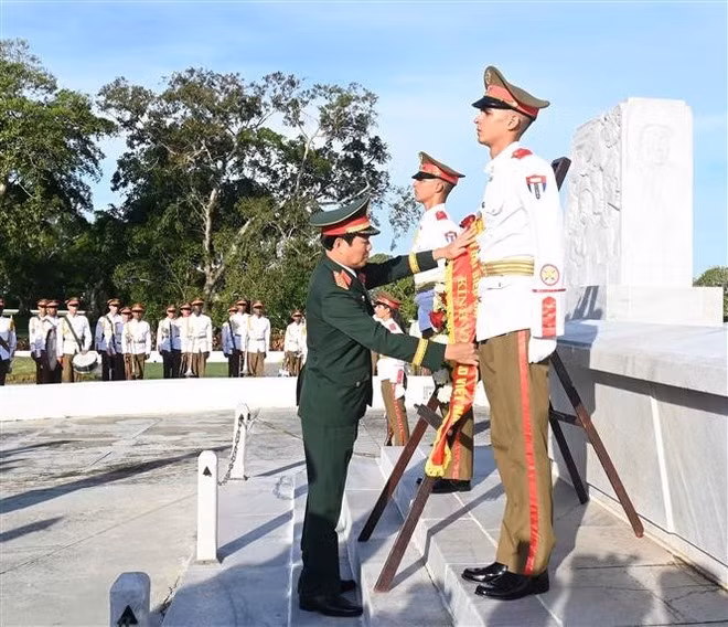 General Nguyen Tan Cuong, Chief of the VPA’s General Staff and Deputy Minister of National Defence, pays tribute to Cuban General Antonio Maceo. (Photo: VNA)