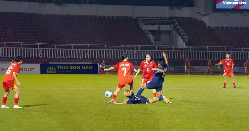 Viet Nam U19 women’s team (in red) on the ball against Thailand U19 (in blue). (Photo: VNA)