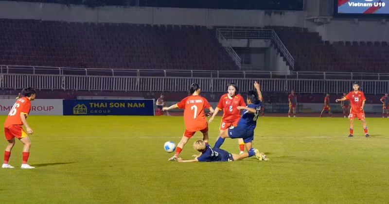 Viet Nam U19 women’s team (in red) on the ball against Thailand U19 (in blue). (Photo: VNA)