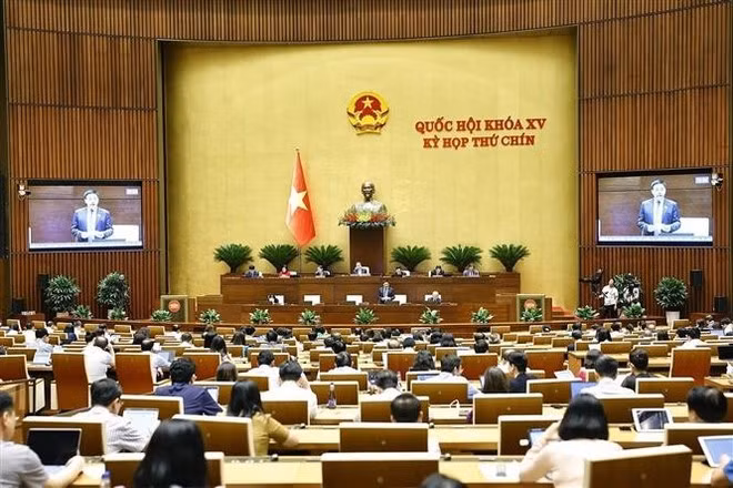 Minister of Finance Nguyen Van Thang answers questions raised by lawmakers. (Photo: VNA)