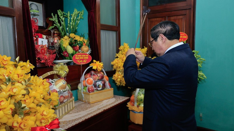 Prime Minister Pham Minh Chinh pays tribute to President Ho Chi Minh at House 67. (Photo: NDO) 