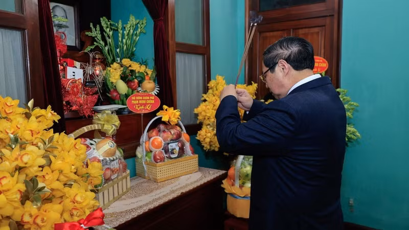 Prime Minister Pham Minh Chinh pays tribute to President Ho Chi Minh at House 67. (Photo: NDO) 