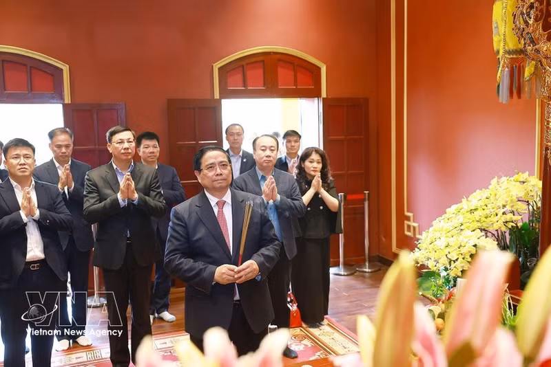Prime Minister Pham Minh Chinh offers incense at Kinh Thien Palace, part of the Thang Long Imperial Citadel in Ha Noi. (Photo: VNA) 