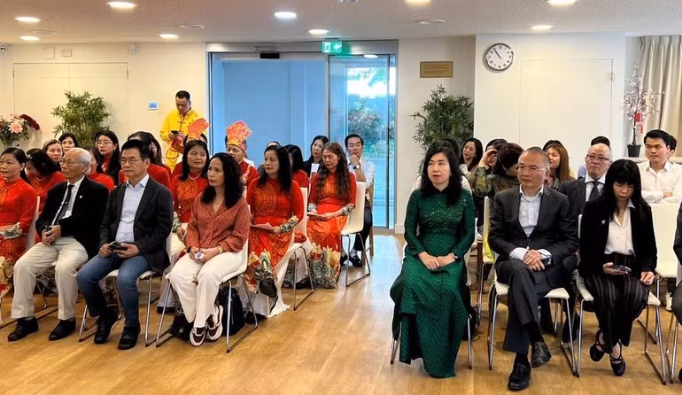 Representatives of Vietnamese associations in the Netherlands attend the meeting. (Photo: SCOVA)