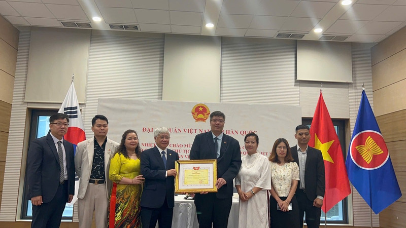 VFFCC President Do Van Chien presents a certificate of merit to the VKBIA collective. (Photo: VKBIA)