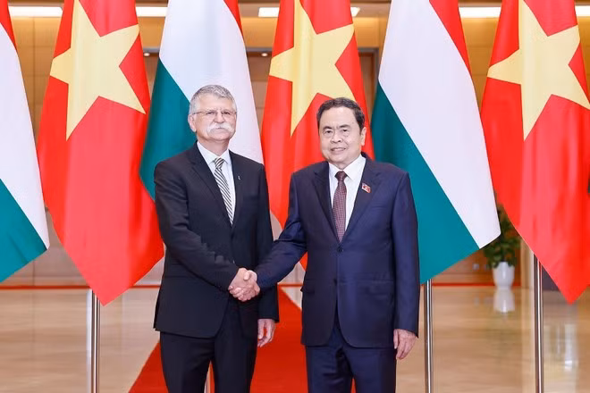 Chairman of the Vietnamese National Assembly Tran Thanh Man (right) and Speaker of the National Assembly of Hungary Kover Laszlo at their meeting in Ha Noi on October 20, 2025. (Photo: VNA)
