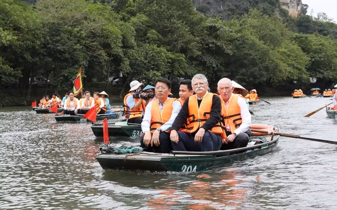 Speaker of the National Assembly of Hungary Kover Laszlo visits the Trang An ecotourism area, part of the Trang An landscape complex – a UNESCO World Cultural and Natural Heritage Site in Ninh Binh province. (Photo: VNA)