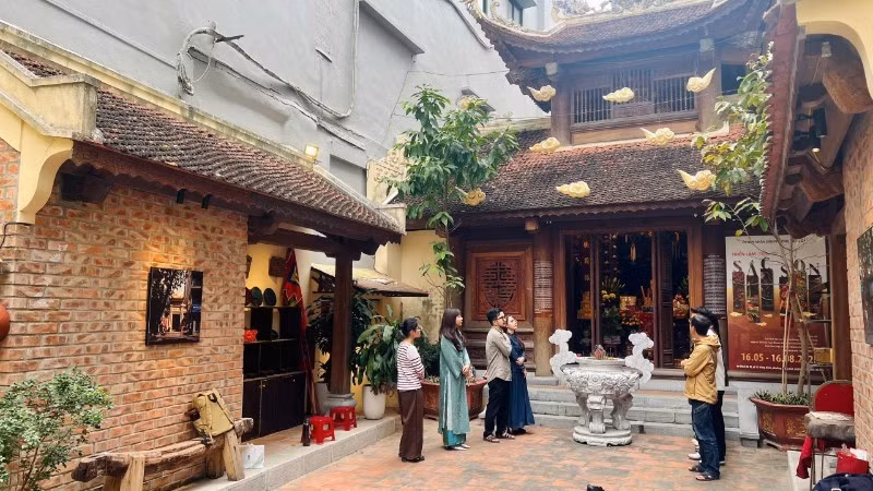 Lacquer craft experiences at Ha Vi Communal House in Ha Noi.