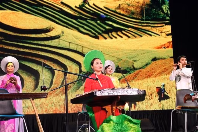 A performance at the Viet Nam Culture Day held recently in Kazan, the capital of the Republic of Tatarstan. (Photo: VNA)