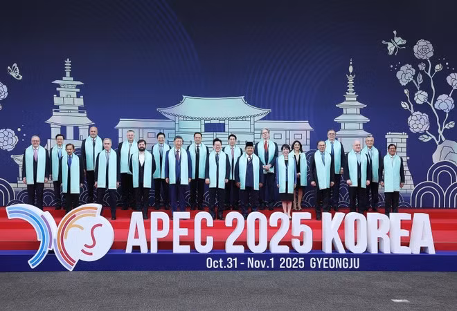 Leaders of APEC economies in a group photo (Photo: VNA)