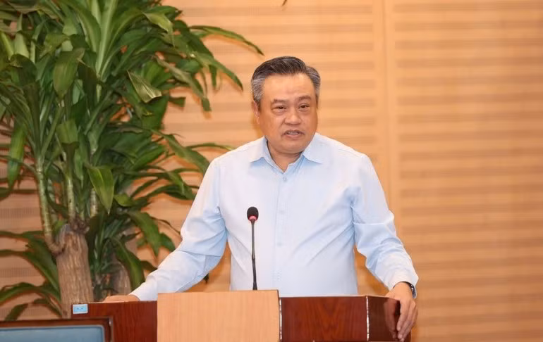 Tran Sy Thanh, Chairman of the Ha Noi Municipal People's Committee, delivers his concluding remarks.