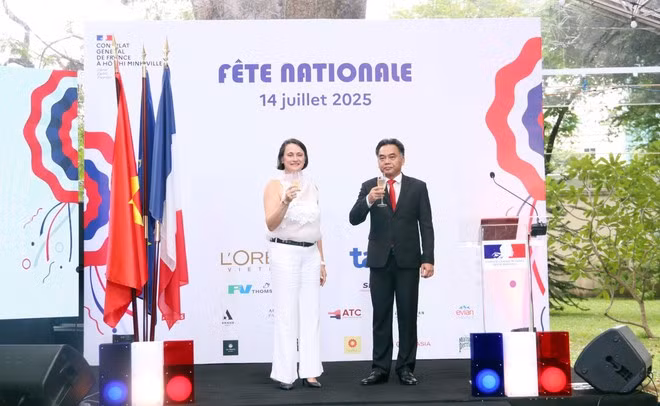 Vice Chairman of the Ho Chi Minh City People’s Committee Nguyen Loc Ha (right) and French Consul General in Ho Chi Minh City Emmanuelle Pavillon-Grosser raise a toast in celebration of France’s Bastille Day. (Photo: VNA)