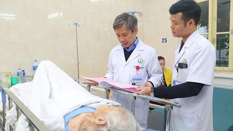A physician at Viet Duc Friendship Hospital examines a 105-year-old patient. (Photo: NDO)