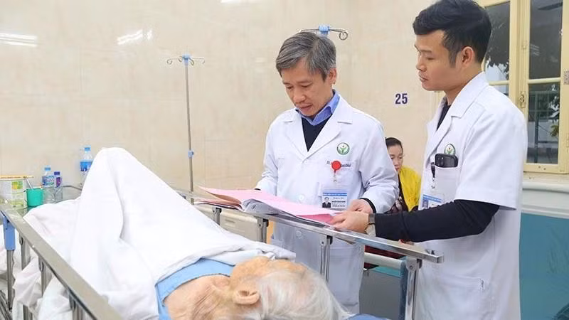 A physician at Viet Duc Friendship Hospital examines a 105-year-old patient. (Photo: NDO)