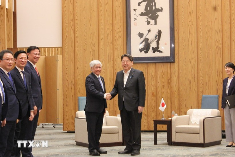 President of VFF Central Committee Do Van Chien (L) and Chief Cabinet Secretary Hayashi Yoshimasa (Photo: VNA)