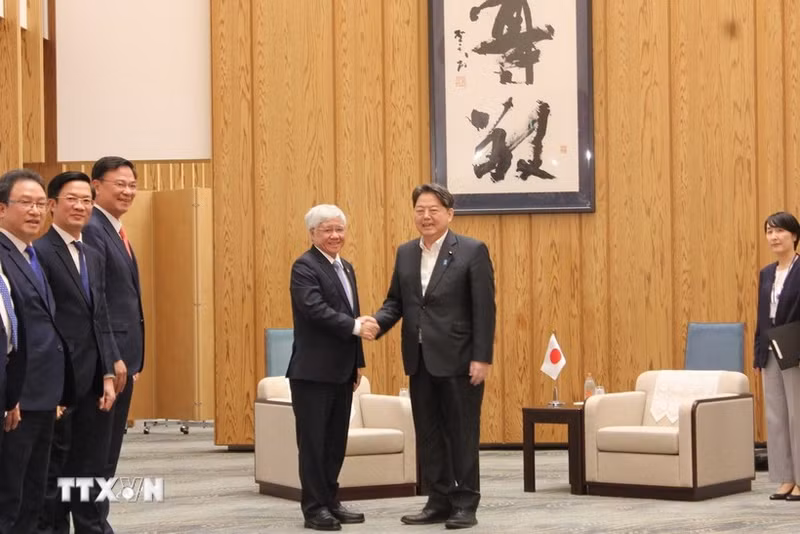 President of VFF Central Committee Do Van Chien (L) and Chief Cabinet Secretary Hayashi Yoshimasa (Photo: VNA) 