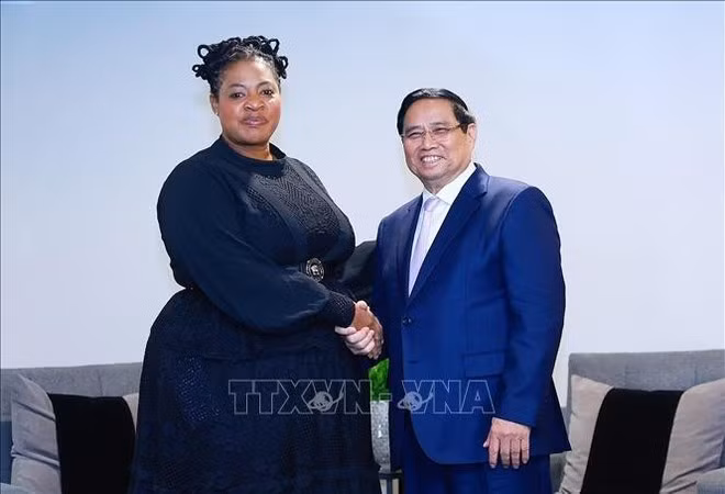 Vietnamese Prime Minister Pham Minh Chinh and Brenda Moagi, Board Member of the Petroleum Oil and Gas Corporation of South Africa Limited. (Photo: VNA)