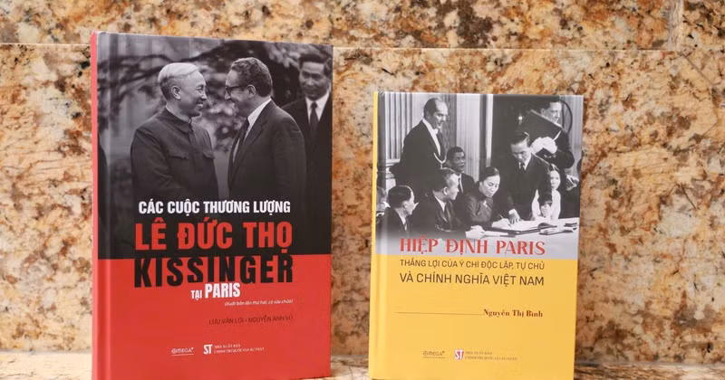 The two publications: “The Paris Agreement – A Triumph of Viet Nam’s Independence, Self-Reliance and Justice” by former Vice President Nguyen Thi Binh, and “The Negotiations between Le Duc Tho and Kissinger in Paris” by Luu Van Loi and Nguyen Anh Vu. 