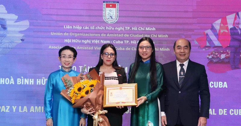 Cuban Consul General in Ho Chi Minh City Ariadne Feo Labrada (second, left) receives the “For peace and friendship among nations” insignia of the Viet Nam Union of Friendship Organisations at the event (Photo: VNA)
