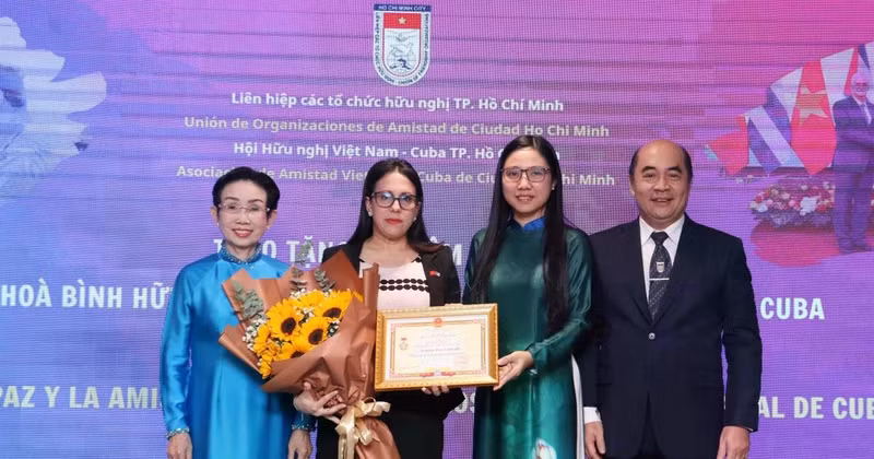 Cuban Consul General in Ho Chi Minh City Ariadne Feo Labrada (second, left) receives the “For peace and friendship among nations” insignia of the Viet Nam Union of Friendship Organisations at the event (Photo: VNA)