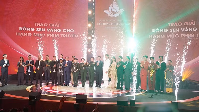 The film crew of “Red Rain” receives the Golden Lotus Prize. (Photo courtesy of the organising committee)