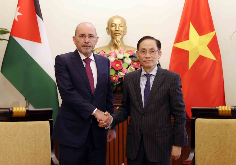 Minister of Foreign Affairs Le Hoai Trung (R) welcomes Jordanian Deputy Prime Minister and Minister of Foreign Affairs and Expatriates Ayman Al Safadi. (Photo: VNA) 