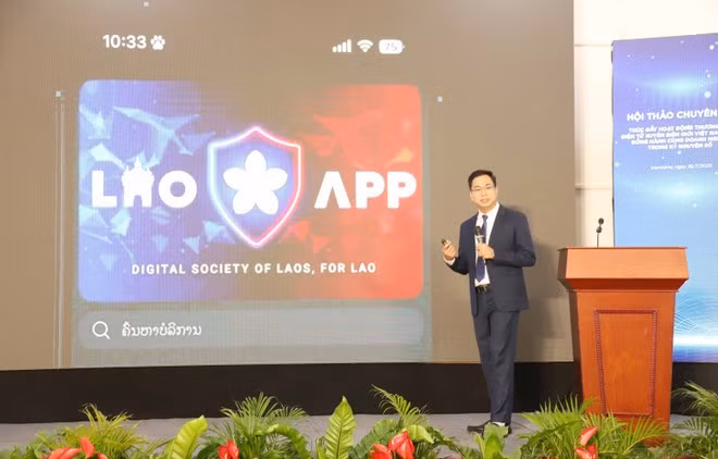 A representative of Star Telecom (Unitel) presents a digital payment platform solution to promote e-commerce between Viet Nam and Laos. (Photo: VNA)