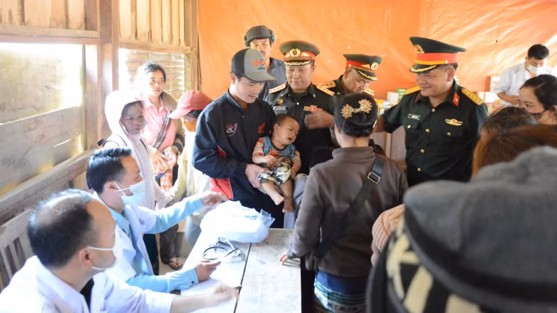 The delegation’s members provide people in Sekong Province with medical examinations and medicines.